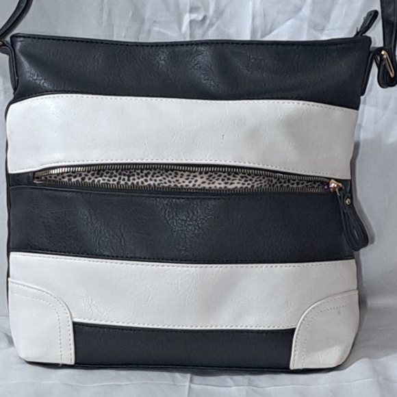 Black & White Strip PVC Leather Shoulder/Crossbody Bag EUC - Picture 4 of 15